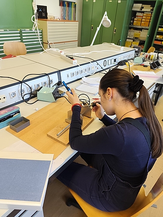 Mädchen in der Elektrowerkstatt
