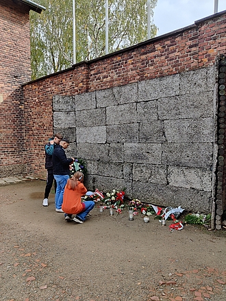 Schüler:innen entzünden Kerzen für die Opfer des NS-Regimes